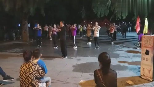 公园里一群人在跳舞