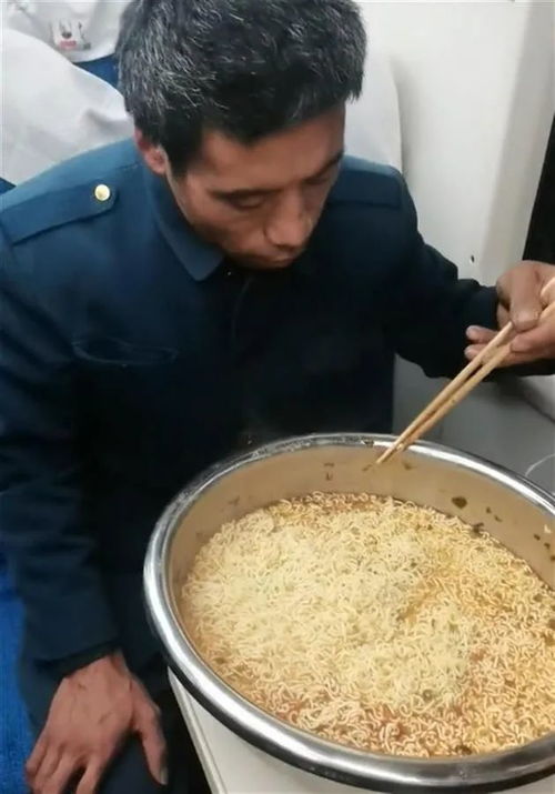 火车上用盆泡面的农民工大哥