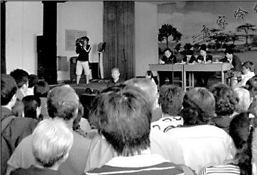 村民在村委会门口聚集讨论问题