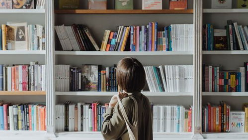 书架上摆放着加缪和萨特的书籍