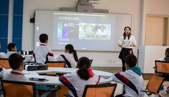 学生在教室上课互动场景