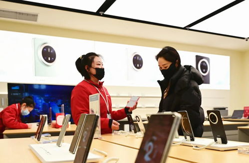 消费者在商场选购电子产品