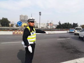 张家界交警暴雨中开辟生命通道