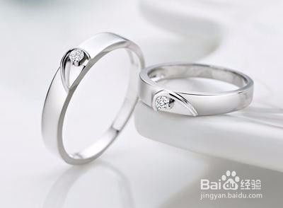 铂金戒指特写展示细节纹理