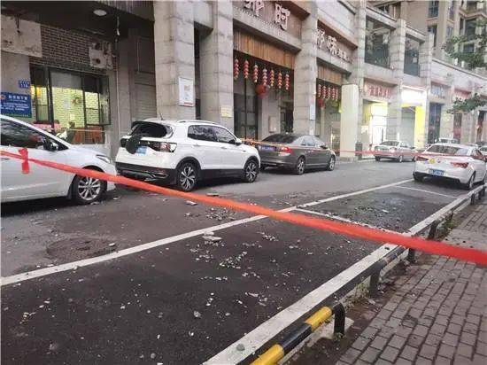 广州白云区招牌掉落事故现场图片