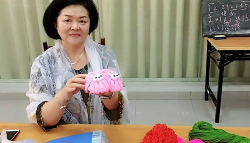 刘燕坐在桌前认真缝制手工布艺