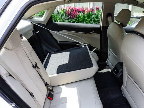 小米YU7内饰后排豪华座椅展示
