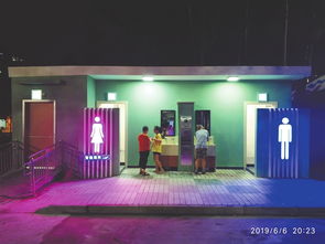 一座现代化智能公厕外观图