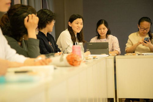 导师认真点评画面