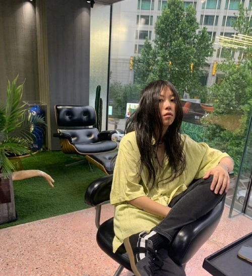 终于等到窦靖童长发了！网友直呼：这才是真正的她