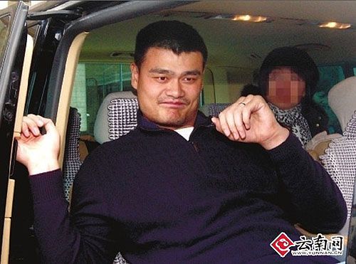 姚明与孩子们互动