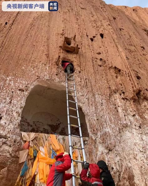 官方人员在石窟现场调查
