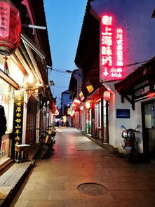 一声巨响！上海七宝老街店面门头连片脱落，重重砸向地面，官方通报：涉5间店铺