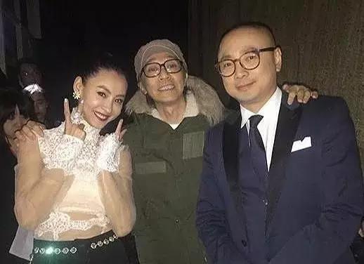 张柏芝与周星驰年轻时期合照黑白老照片风格