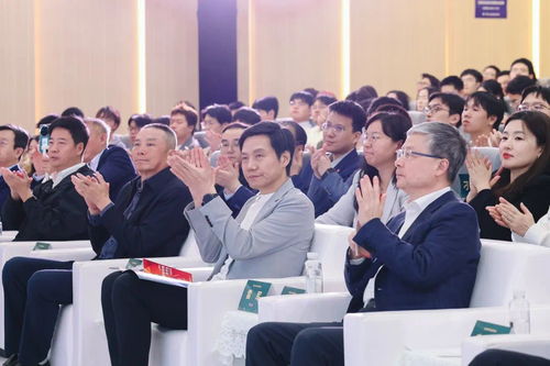 雷军在武汉大学与小米YU7合影