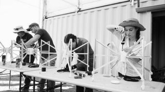 志愿者在沙漠中休息