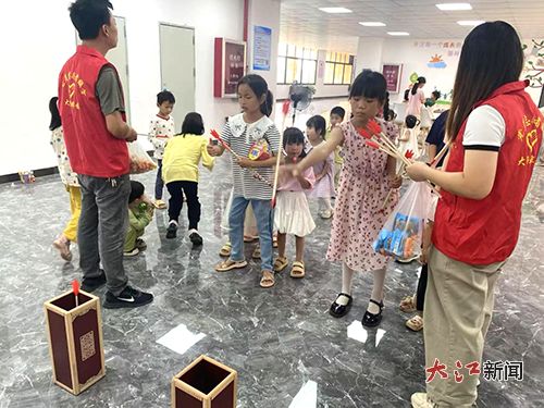 社区志愿者与孩子们互动