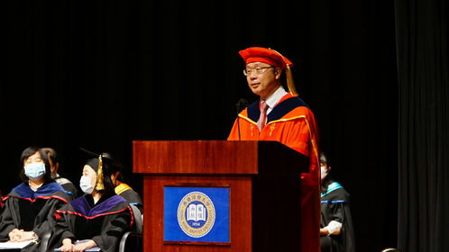 学生怀抱LABUBU玩偶