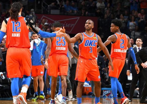 雷霆球迷在现场激动欢呼