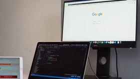 学生面对电脑屏幕认真写作