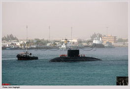 伊朗海军在霍尔木兹海峡附近演习