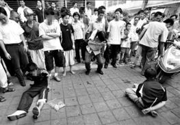 警方抓捕嫌疑人新闻图片