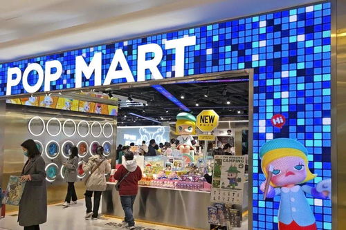 泡泡玛特旗舰店内顾客选购盲盒的场景