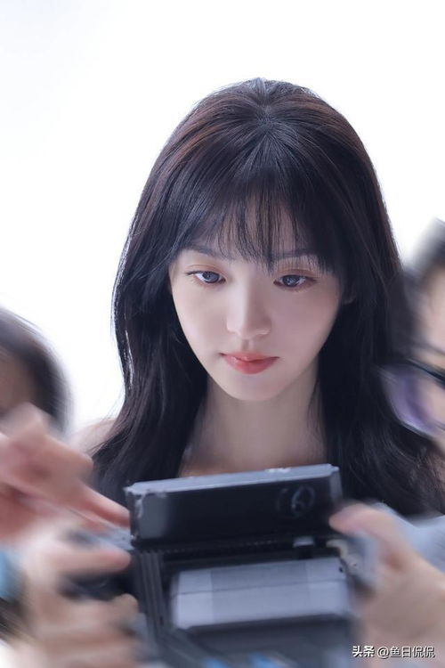 田曦薇校园时期扎马尾低头写字的照片