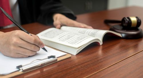 男子手持法律文件维权