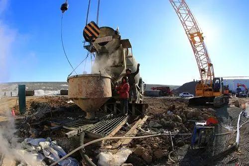 施工现场技术人员正在操作设备