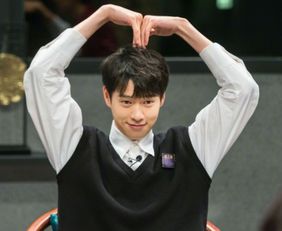 魏大勋输入密码进入小区