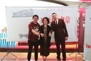 王志鹏身穿正装站在省委会议现场