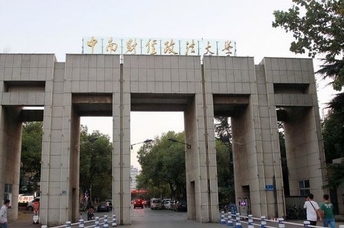 中南财大副教授遭精神病人杀害，妻子发声：我们曾以为只是邻居间的误会