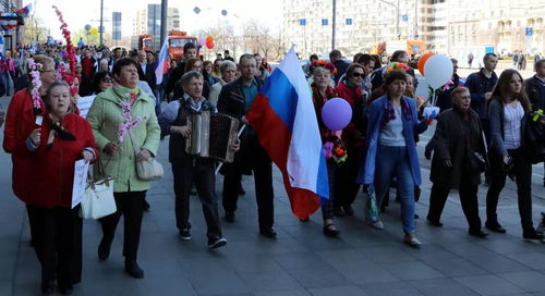 新疆民众街头讨论杜海涛被查新闻画面