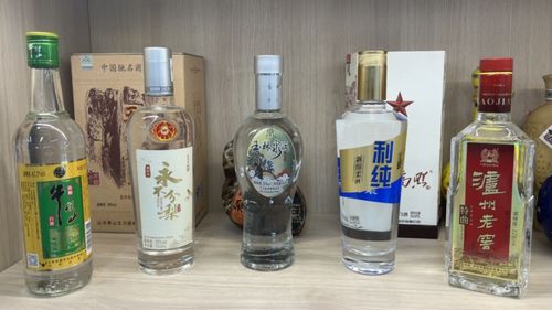 一瓶老酒与放大镜对比检测场景