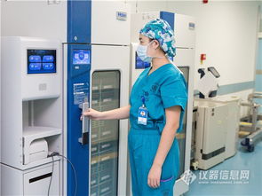 医院手术室中的输血场景