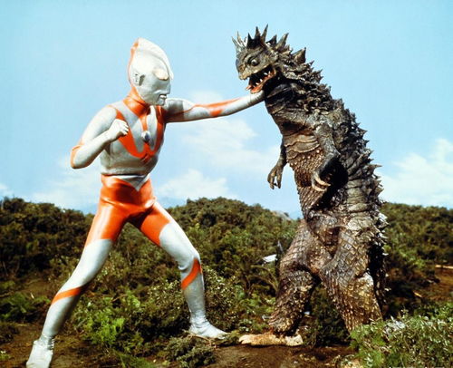 男子耗时2个月凿出‘奥特曼石窟’引热议，网友：中二之魂燃烧了！