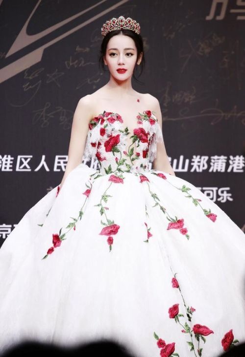 迪丽热巴百变造型惊艳全场，网友：这才是真正的时尚女王！