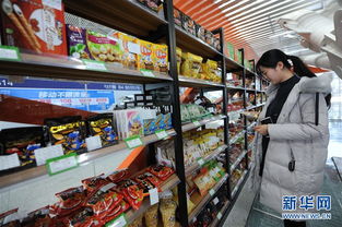 一位年轻人在超市挑选商品