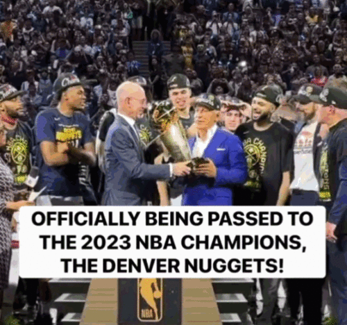 约基奇高举总冠军奖杯庆祝