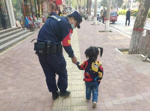 小女孩独自站在楼道口