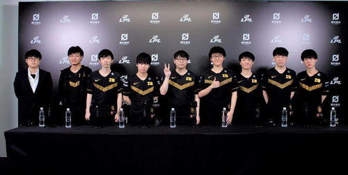 清华毕业礼上的萌趣一幕：副校长为何为LABUBU拨穗？