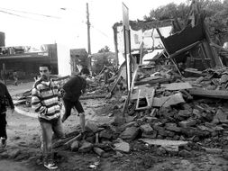 地震后人们在街头查看信息