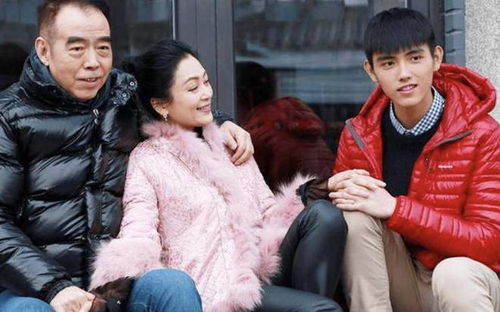 迪丽热巴与陈飞宇剧中对视镜头预告图