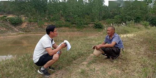 基层干部与村民在田间地头交流农业问题