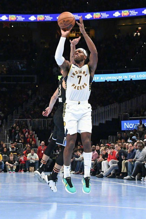 哈利伯顿与队友庆祝得分