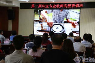 珠宝专业教师正在课堂讲解检测仪器使用