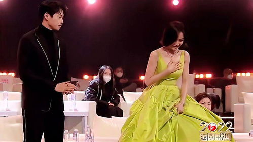 魏大勋深夜接秦岚回家 爸爸亲自当司机？感情状态曝光引热议