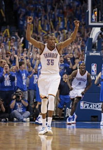 雷霆队球员庆祝胜利的瞬间