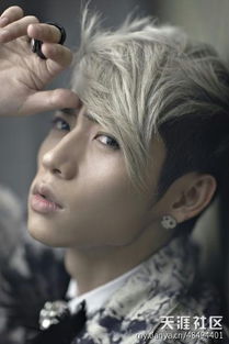 魏晨抱着婴儿的手部特写